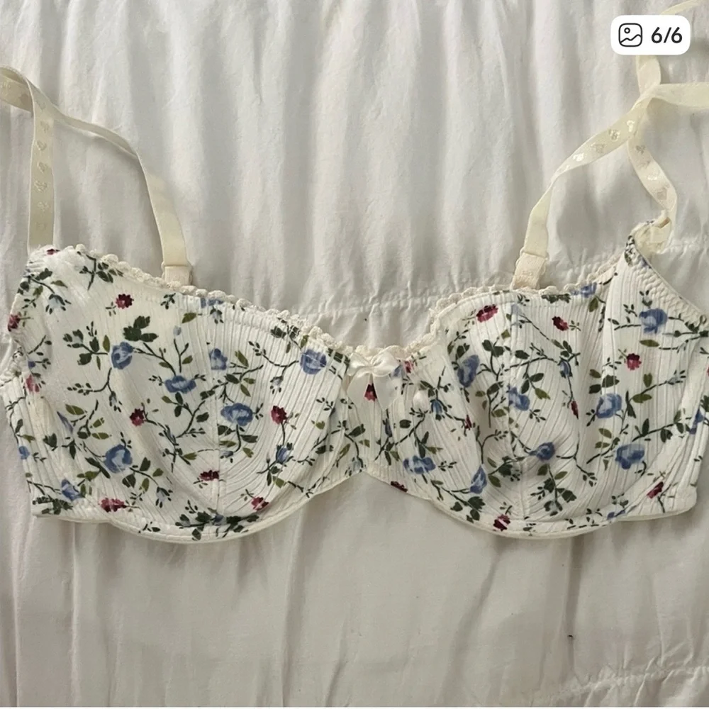ISO - Victoria's Secret Floral Underwire Bra - Cream and Blue - Picture 1 of 1